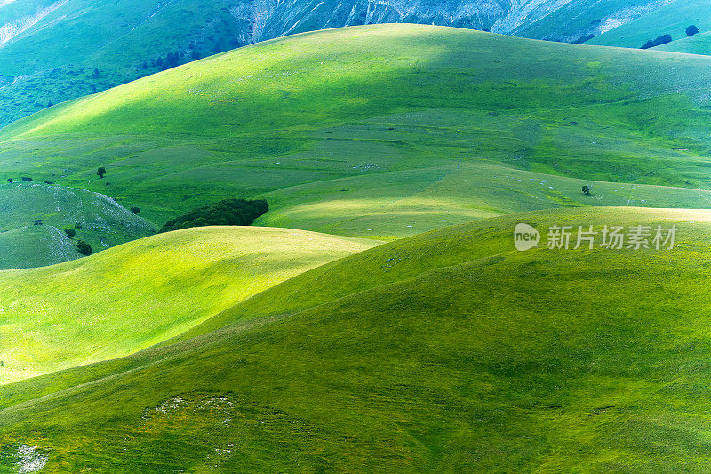 诺尔恰Castelluccio di Norcia(意大利)，绿色山丘上的村庄